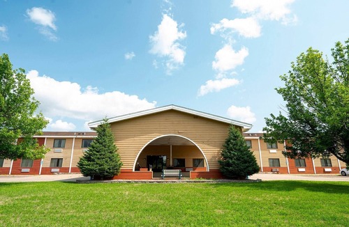 Redwood Falls Apartment | Studio | Non-Smoking |Redwood Falls