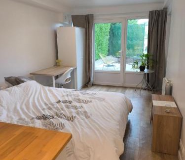 Chaville Apartment | Studio with garden Villa Nemours