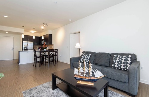 Del Rey Apartment | Stunning 2BR Penthouse w Gym, Pool, Patio & View/Venice/MDR