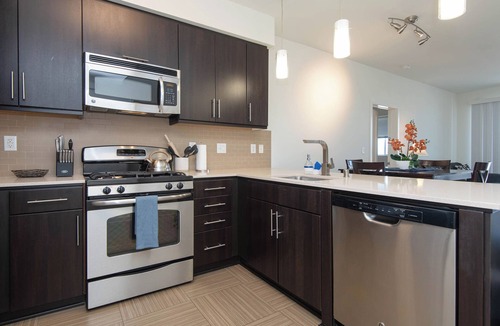 Del Rey Apartment | Stunning 2BR Penthouse w Gym, Pool, Patio & View/Venice/MDR
