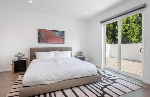 Pico - Robertson Apartment | Stunning 3-BR Residence with Free Parking & Patio