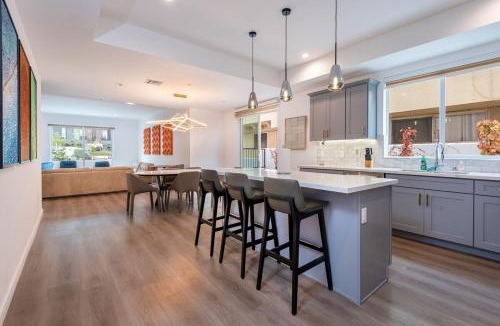 Pico - Robertson Apartment | Stunning 3-BR Residence with Free Parking & Patio