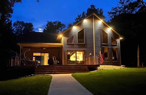 Crivitz Cottage | Stunning 4-bedroom lakefront cottage on the Crooked lake chain.