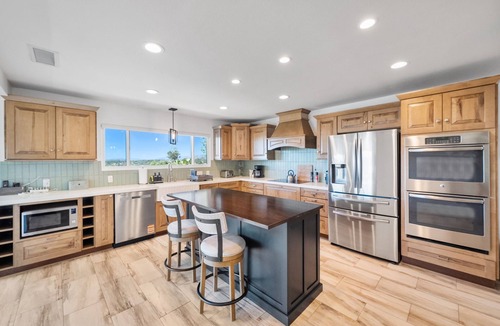 Fallbrook House | Stunning Fallbrook Retreat with Pool/Spa/PICKLEBALL/Games Room/Fire Pit & More!