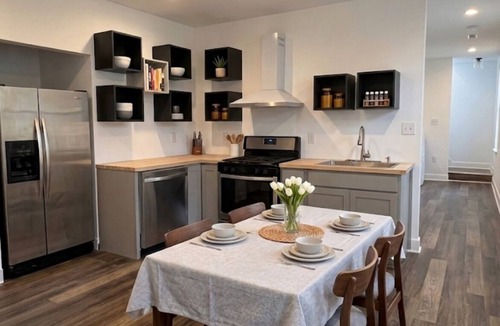 Union Square Apartment | Stunning Gut-Reno 2-Level Unit w/W&D 3-15 Mins to UMMC/UMB Campus/JHU