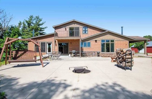 Wisconsin Dells House | Stunning lodge with game room, balcony, central AC & washer/dryer