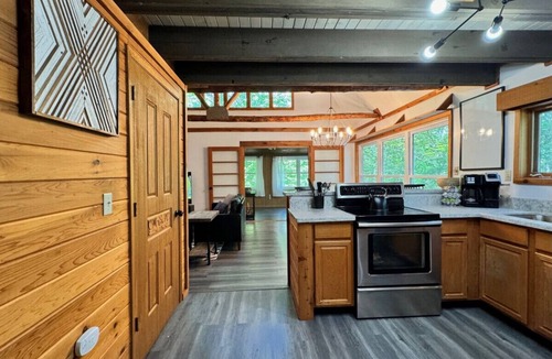 Danbury House | Stunning Private Chalet, 3 Queen beds on Trails!