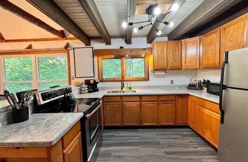 Danbury House | Stunning Private Chalet, 3 Queen beds on Trails!