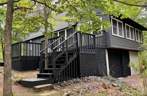 Danbury House | Stunning Private Chalet, 3 Queen beds on Trails!