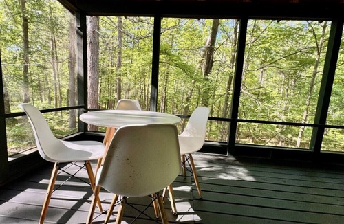Danbury House | Stunning Private Chalet, 3 Queen beds on Trails!