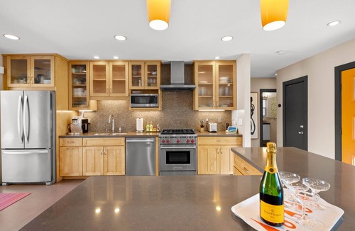 Warm Sands House | Stunning Retreat in Warm Sands! Walk to Downtown!