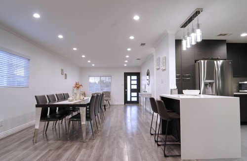Panorama City House | Stylish 3BR/2BA + King Bed + Fire Pit + BBQ + Lux Kitchen + 15 min Universal