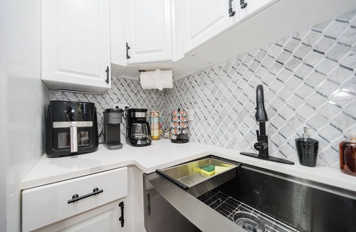 Ashmont House | Stylish 4 Bedroom Townhouse in Boston, Walkable to Train, Quiet & Safe Area 76