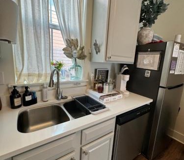 Ocean Springs House | Stylish Cozy Family Cottage with Golf Cart - 1 mile to Dwntn Ocean Springs and beach