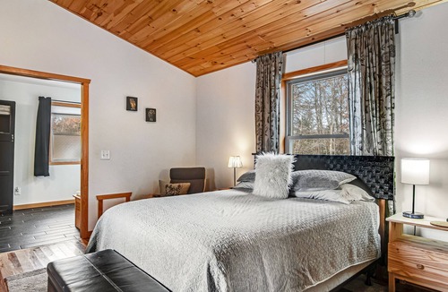 New Lisbon Cabin | Stylish & Cozy Retreat W/ Free WiFi, Three Ponds On-site, & Jetted Tub - Dogs OK