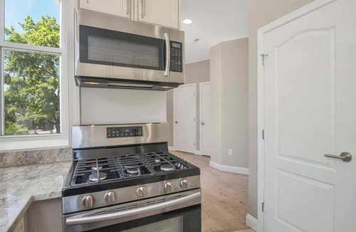 Eckington Condo | Stylish DC Condo w/Balcony, Steps to Metro
