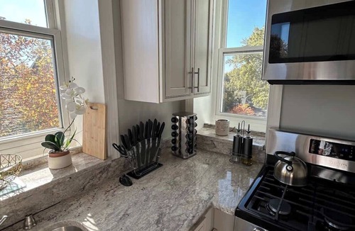 Eckington Condo | Stylish DC Condo w/Balcony, Steps to Metro