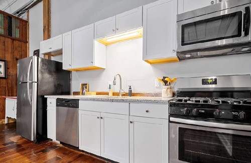 Central Business District Apartment | Stylish Downtown Mobile Loft/Walk to Dauphin St/Sleeps 6