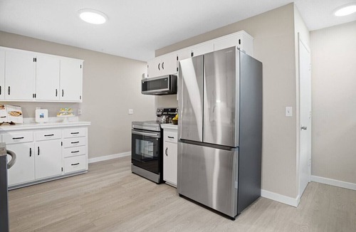 Ericsson Apartment | Stylish Duplex w/WiFi, Kitchen & Blackout Shades