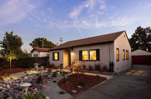 Monrovia House | Stylish LA Abode Close To Rose Bowl & City Of Hope