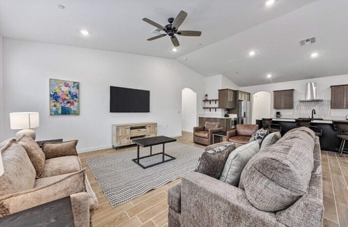 Pumpkin Center House | Stylish Modern Retreat Near Downtown Bakersfield!