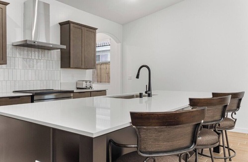 Pumpkin Center House | Stylish Modern Retreat Near Downtown Bakersfield!