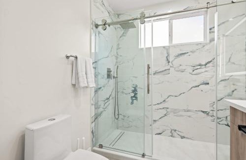West Covina House | Stylish New Home Bright Modern & Fully Stocked