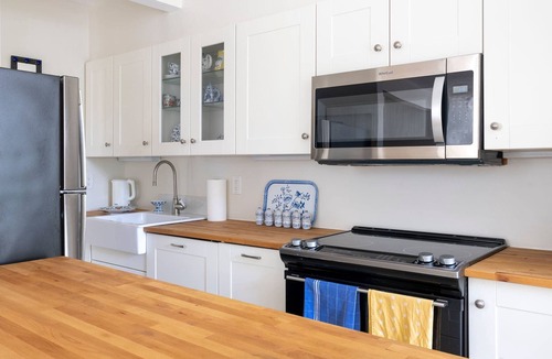 Fifth Ward Condo | Stylish Newport Townhouse Near Cliff Walk & Beach