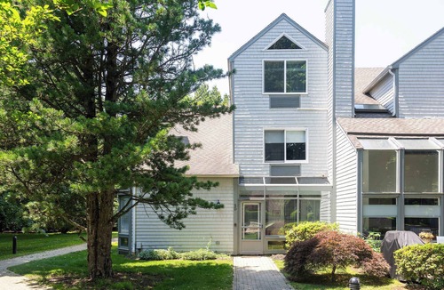 Fifth Ward Condo | Stylish Newport Townhouse Near Cliff Walk & Beach