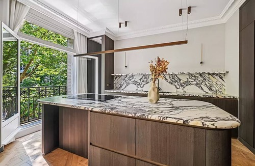 Champs-Elysees Apartment | Stylish Parisian Escape. Views of Eiffel Tower & walk to Champs-Élysées