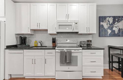 Kingman Park Hotel | Stylish Renovation+Parking+Quaint City Living Flat