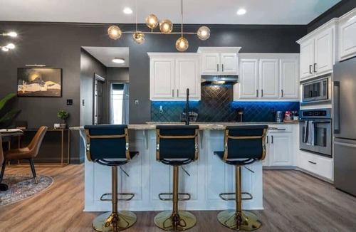 South Baton Rouge Condo | Stylish & Romantic Home, Long-term friendly, King