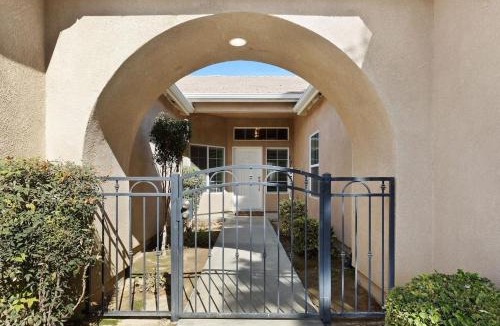 Greenacres House | Stylish Silver Falls 4BR KING Master Game Room