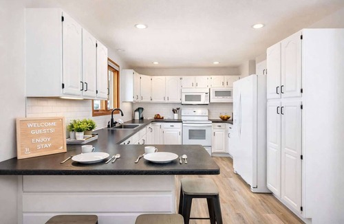 Appleton House | Stylish Townhouse w/Patio & Free Parking