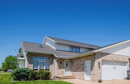 Appleton House | Stylish Townhouse w/Patio & Free Parking