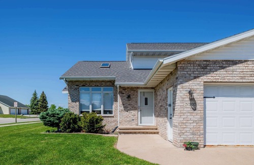 Appleton House | Stylish Townhouse w/Patio & Free Parking