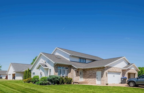 Appleton House | Stylish Townhouse w/Patio & Free Parking