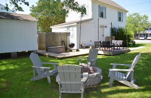Chincoteague Cottage | Summer Breeze- Cozy Cottage Close to Town, Fire Pit