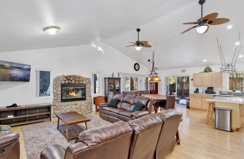 Summit Estates Ski Chalet | Summit Estates Escape by Big Bear Vacations | Hot Tub | Pool Table | Walk To Resort Lifts