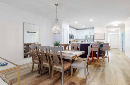 Sunset Island Condo | Sunlit island abode with bayside beach, pools, WiFi, balcony, & AC