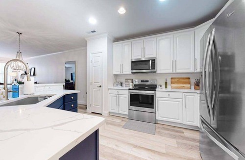 Sunset Island Condo | Sunlit island abode with bayside beach, pools, WiFi, balcony, & AC