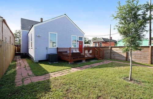 Saint Roch House | Sunny Freshly Renovated Art Pad- Great for Groups