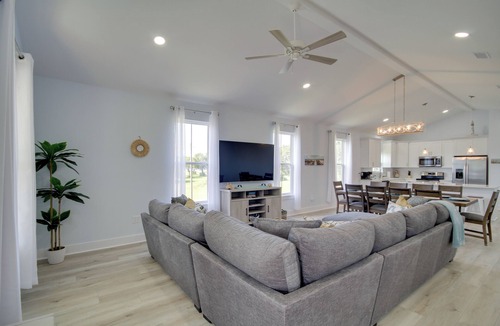 Gulfport Cottage | Sunny Gulfport Vacation Rental: Walk to Beaches!
