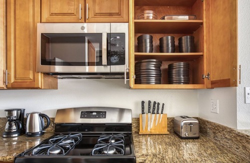 NoHo Arts District Apartment | Sunny North Hollywood 2BR w/Gym & Pool, near TJ & shops, by Blueground