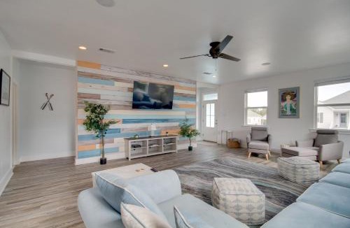 Waveland House | Sunny Waveland Home Rental w/Pool: Walk to Beach!