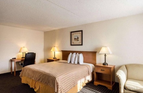 West Lake Forest Hotel | Sunrise Inn & Suites