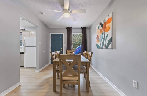 Gulfport Apartment | Sunset Getaway Spacious Retreat Near Beaches & Local Attractions!