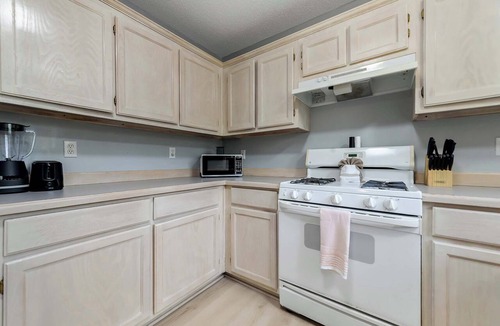 Gulfport Apartment | Sunset Getaway Spacious Retreat Near Beaches & Local Attractions!