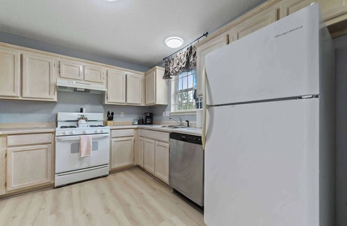 Gulfport Apartment | Sunset Getaway Spacious Retreat Near Beaches & Local Attractions!