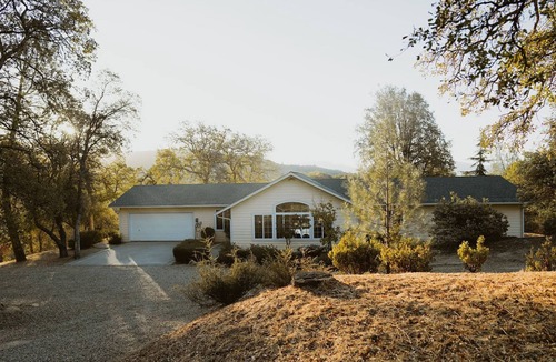 Oakhurst House | Sunset Glow Hidden Meadow BBQ Hottub by Casa Oso